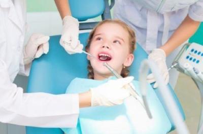 Cât de importantă este vizita la un medic dentist pentru copilul tău?
