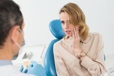 În vizită la clinica stomatologică: extracția și implantul dentar 