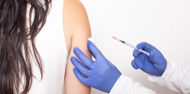 AstraZeneca testeaza inca o data vaccinul sau anti-COVID, din cauza unei „erori nefericite”