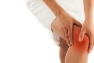 durere ascuțită și ascuțită în articulația genunchiului deteriorarea articulației umărului și a umerilor
