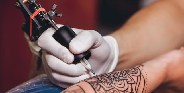 Adevarul despre tatuaje si infectiile asociate. Pot duce la aparitia cancerului?