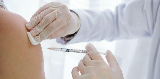Vaccinul Moderna ofera cel putin 3 luni de imunitate impotriva COVID-19. STUDIU