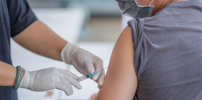Vaccinul anti-COVID ar putea fi administrat anual din cauza imprevizibilitatii virusului