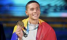 Gest deosebit al lui David Popovici. Multiplul campion la natatie a donat medalia de la Mondiale in semn de speranta pentru copiii bolnavi de cancer 