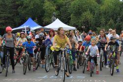  Peste 200 de participanti la prima parada Mamici pe biciclete