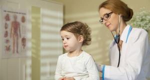 Astmul in cazul sugarilor si copiilor mici: simptome, factori de risc si optiuni de tratament
