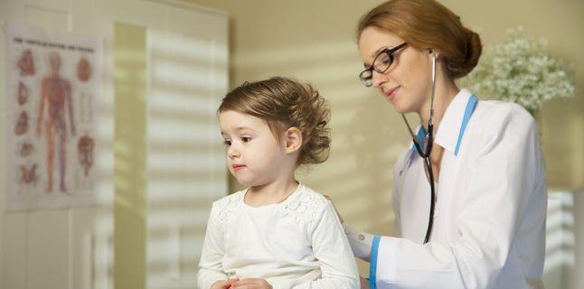 Astmul in cazul sugarilor si copiilor mici: simptome, factori de risc si optiuni de tratament