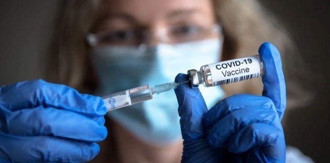 Vaccinurile Pfizer si AstraZeneca reduc semnificativ riscul de deces din cauza formelor severe de COVID-19 la persoanele de peste 70 de ani, conform unui studiu