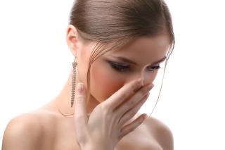 Respiratia urat mirositoare poate ascunde boli grave. Afla totul despre halena