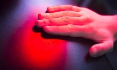 Beneficiile si efectele secundare ale terapiei cu lumina rosie