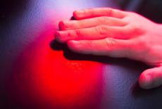 Beneficiile si efectele secundare ale terapiei cu lumina rosie