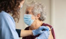 Vaccinul AstraZeneca ofera un raspuns imun bun si persoanelor  de peste 65 de ani