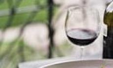 Vinul rosu contribuie la tratarea bolilor oftalmologice